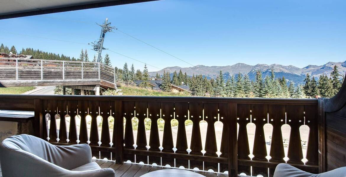 Alpine-style apartment located in a residence in Pralong