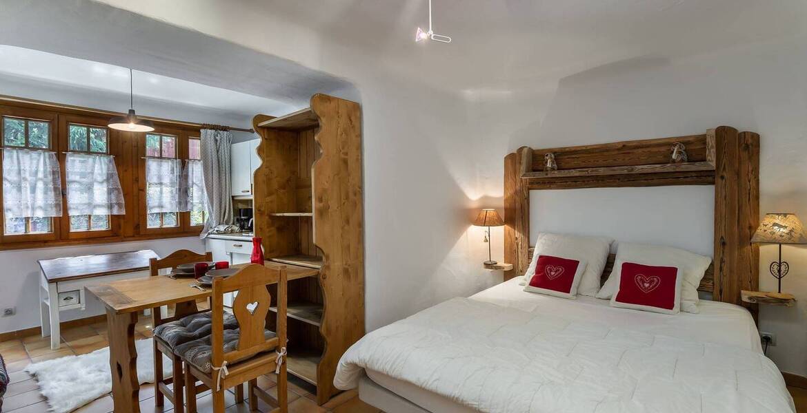 This chalet for rental accommodates 6 adults and 2 children 