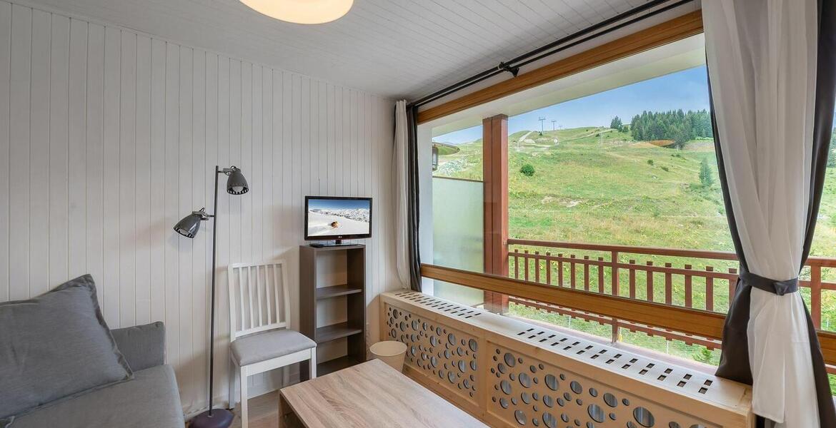 The apartment benefits from an ideal location in Moriond 