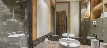 Located in the La Daille district of Val d'Isère, the splend
