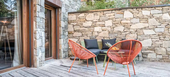 This 101sqm apartment is indeed a very wooded space from top