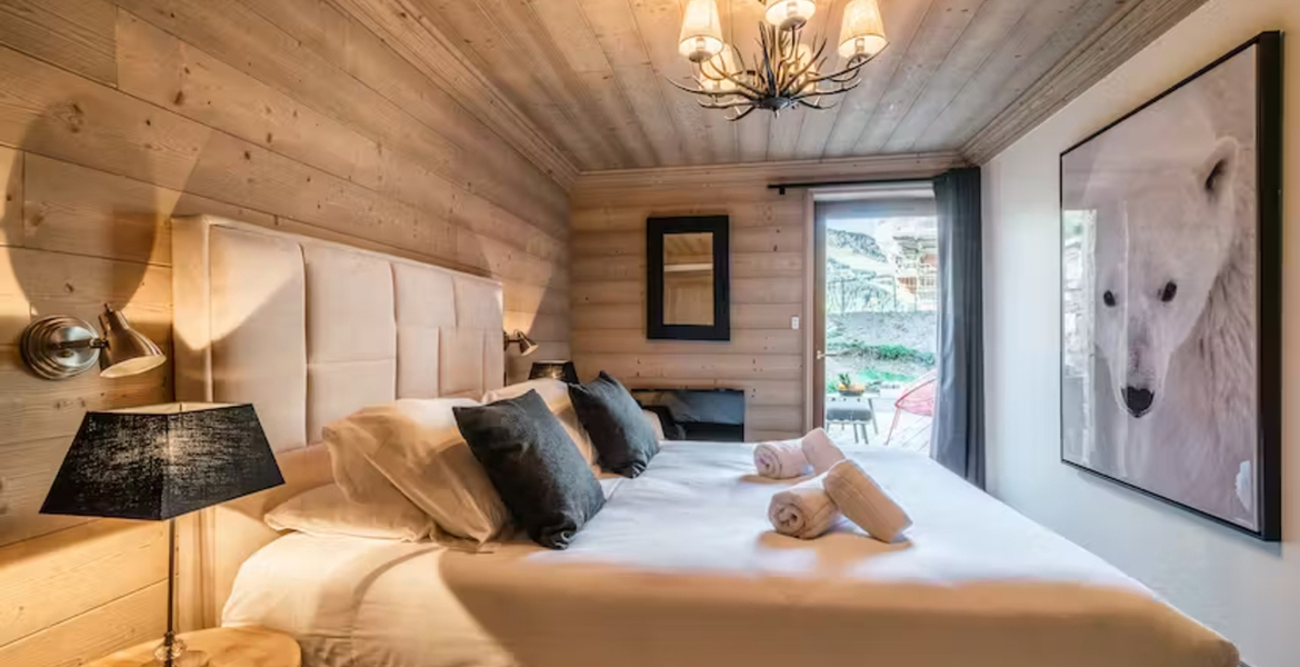 This 101sqm apartment is indeed a very wooded space from top