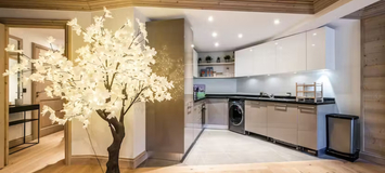 This 101sqm apartment is indeed a very wooded space from top