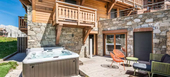This 101sqm apartment is indeed a very wooded space from top