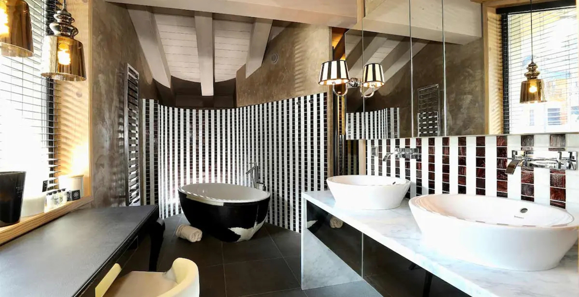Chalet  has an ideal location the central Courchevel 1650