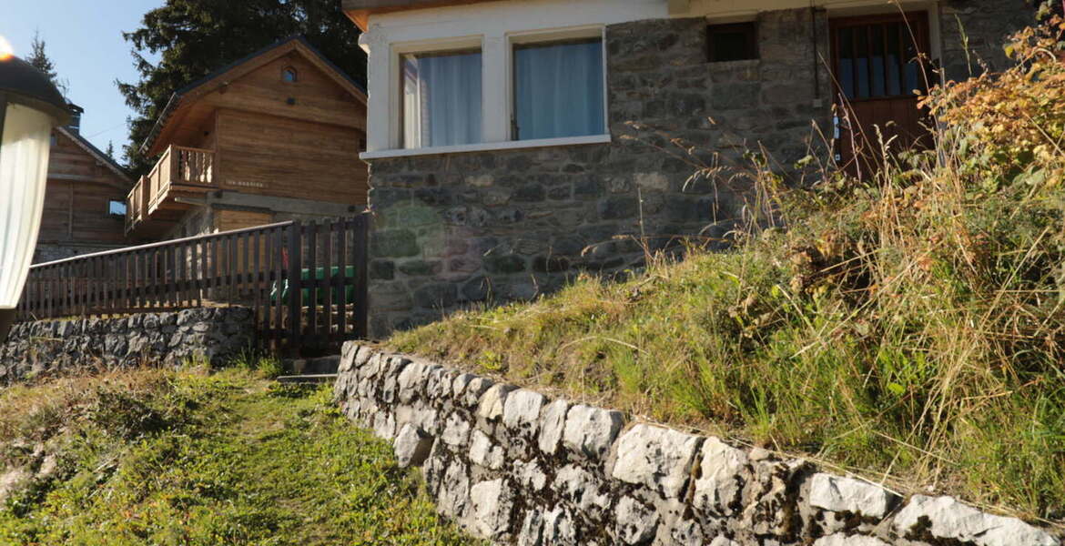 SMALL RESIDENCE WITH INCREDIBLE VIEWS IN BELLECOTE