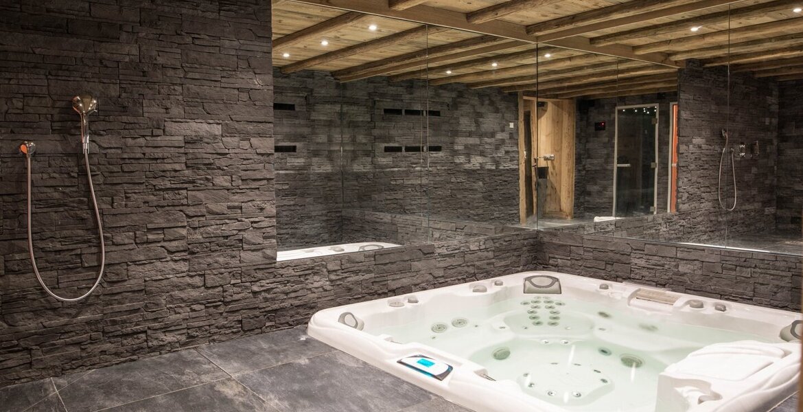 This prestigious chalet is ideally situated in Méribel