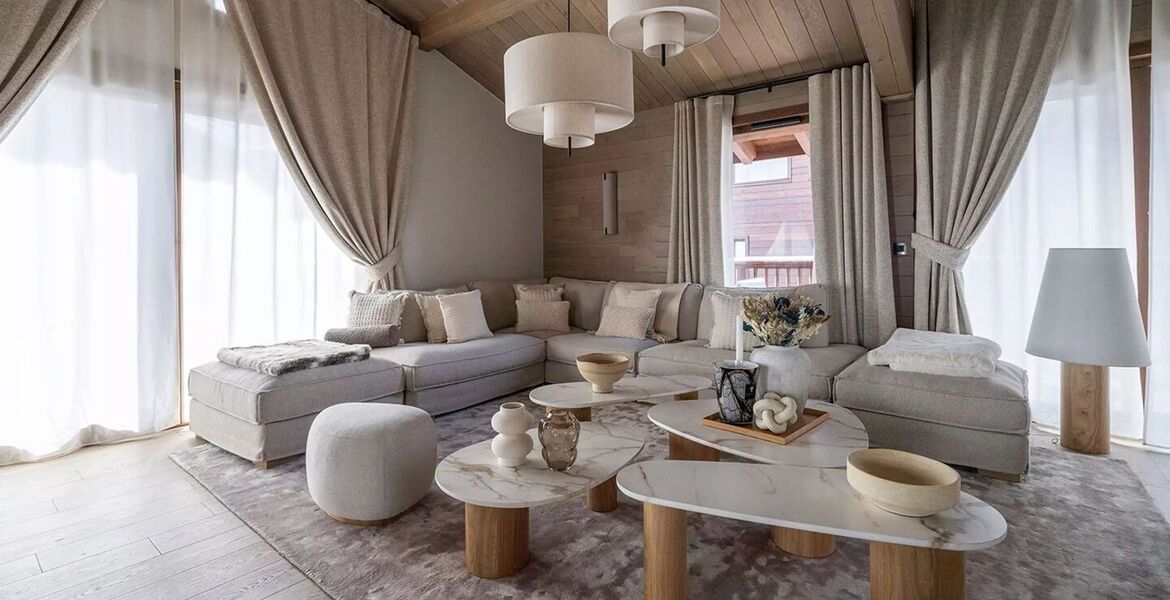 Luxury Mountain View Retreat with Spa and Ski Room