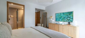 Luxury Mountain View Retreat with Spa and Ski Room