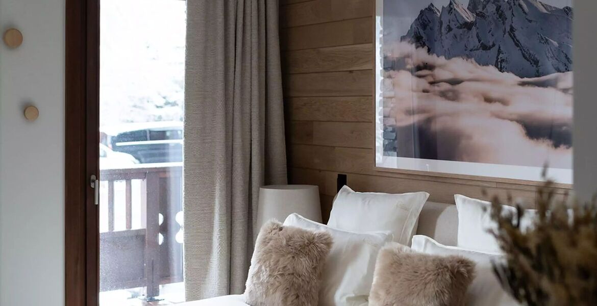 Luxury Mountain View Retreat with Spa and Ski Room