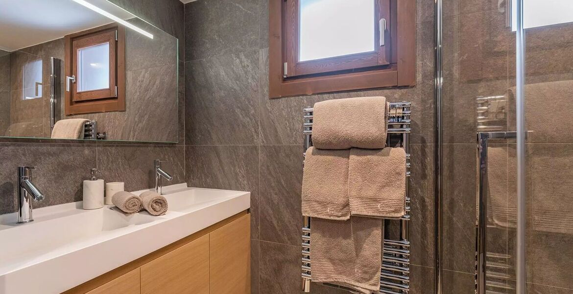 Luxury Mountain View Retreat with Spa and Ski Room